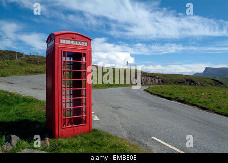 Rote Telefon box in dem Land, Isle Of Skye, Schottland, Vereinigtes Königreich, Europa Stockfoto