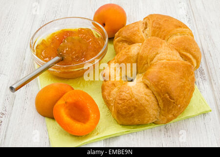 Aprikose schonen, frischen Aprikosen und Croissants auf weißem Holz Hintergrund Stockfoto