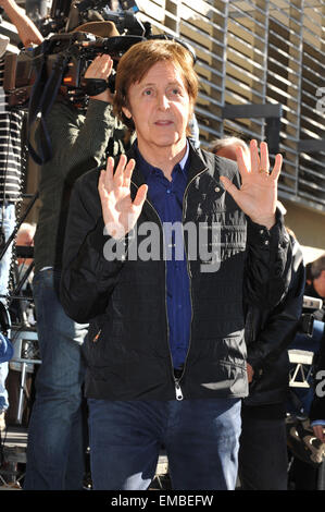 LOS ANGELES, CA - 9. Februar 2012: Sir Paul McCartney auf Vine Street außerhalb Capitol Records, wo er mit dem 2,460th Stern auf dem Hollywood Walk of Fame geehrt wurde. 9. Februar 2012 Los Angeles, CA Stockfoto