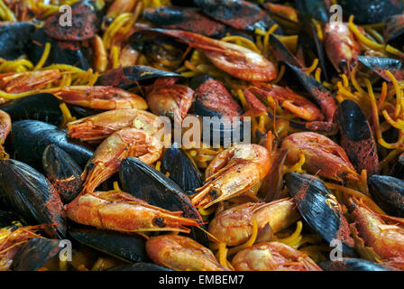 Fertig gekochte Mahlzeit von Muscheln und Garnelen auf einem Markt stehen in Provence Frankreich Stockfoto