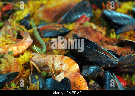 Fertig gekochte Mahlzeit von Muscheln und Garnelen auf einem Markt stehen in Provence Frankreich Stockfoto