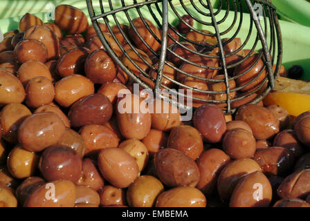 Verschiedene Oliven auf einem Markt stehen in Provence Frankreich Stockfoto