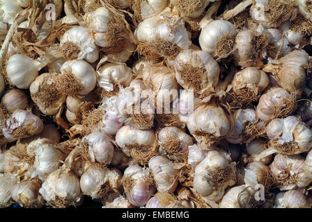 Haufen von getrocknet Knoblauch auf einem Marktstand in Provence Frankreich Stockfoto