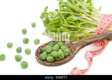 Grüne Erbse mit Snow Pea Sprossen und Messkonzept Band Diät Stockfoto