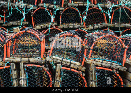 Stapel von Hummer Töpfe in Whitby Stockfoto