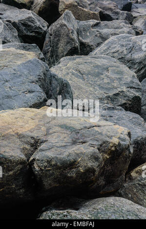 Ein Haufen von texturierten Felsen am Strand in Whitby, North Yorkshire, England. Am 18. April 2015. Stockfoto