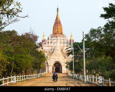 Motorrad nähert sich dem Eingang der alten Ananda Tempel in Bagan, Myanmar (Birma). Stockfoto