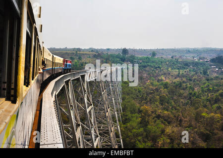 Trainieren Sie, fahren über die berühmte Goteik-Viadukt, zwischen den Städten von Pyin U Lwin und Lashio im Shan-Staat, Myanmar (Burma). Stockfoto