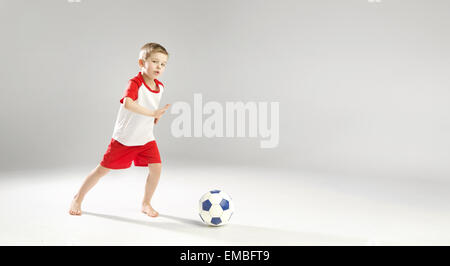 Wenig talentierten jungen Fußball spielen Stockfoto