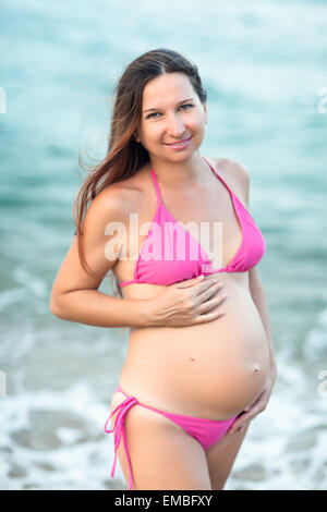 Schöne schwangere Frau am Strand Stockfoto