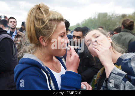 Cannabis Joint, Hyde Park, London, Großbritannien, 19.. April 2015. Ein Pro-Cannabis-Festival, das sich für die Legalisierung von Marihuana einsetzt. Diese Veranstaltung findet jährlich statt und zieht Hunderte von Menschen an, bei denen die Teilnehmer offen Cannabis rauchen. Der Begriff „420“ ist allgemein bekannt als das Codewort für Cannabis. Jugendliche rauchen Cannabis. Cannabis-Spliff. Cannabisgelenk. Marihuana-Teenager. Britische Festival-Drogen. Freizeitdrogen. Cannabis rauchenden Jugendlichen. 420 Hyde Park. Cannabis rauchen London. FRAUEN CANNABIS. 420 London. Stockfoto