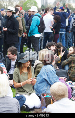 Hyde Park, London, UK, 19. April 2015. Ein pro-Cannabis-Festival Werbetätigkeit für die Legalisierung von Marihuana. Dieses Ereignis lockt jährlich Hunderte von Menschen, wo Teilnehmer offen Cannabis Rauchen stattfindet. Der Begriff "420" ist allgemein als das Codewort für Cannabis bekannt geworden. Cannabis-Rallye junger Menschen. Stockfoto