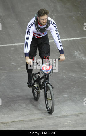 Manchester, UK, Sonntag, 19. April 2015. Die nationalen Radsport Mitte bewirtet die UCI BMX Supercross World Cup. Der Brite Liam Phillips (65) war ständig vor in der früheren erwärmt und schließlich belegte den ersten Platz in der Männer Elite final. Stockfoto