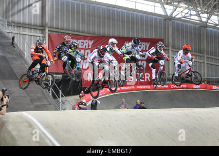 Manchester, UK, Sonntag, 19. April 2015. Die nationalen Radsport Mitte bewirtet die UCI BMX Supercross World Cup. Der Brite Liam Phillips (65) war ständig vor in der früheren erwärmt und schließlich belegte den ersten Platz in der Männer Elite final. Stockfoto