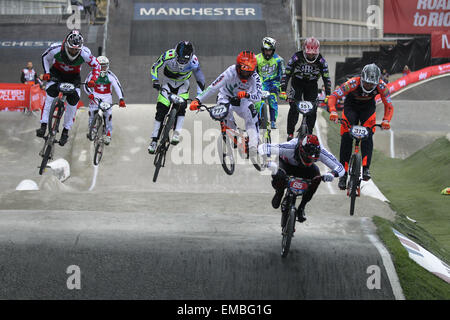 Manchester, UK, Sonntag, 19. April 2015. Die nationalen Radsport Mitte bewirtet die UCI BMX Supercross World Cup. Der Brite Liam Phillips (65) war ständig vor in der früheren erwärmt und schließlich belegte den ersten Platz in der Männer Elite final. Stockfoto