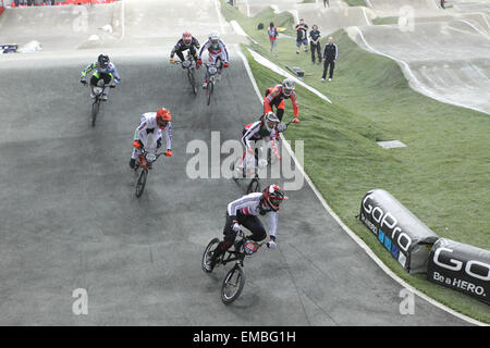 Manchester, UK, Sonntag, 19. April 2015. Die nationalen Radsport Mitte bewirtet die UCI BMX Supercross World Cup. Der Brite Liam Phillips (65) war ständig vor in der früheren erwärmt und schließlich belegte den ersten Platz in der Männer Elite final. Stockfoto