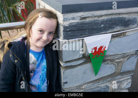 6 Jahre altes Mädchen mit walisische Flagge auf Schiefer Hintergrund Stockfoto