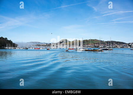 Blick über Conwy Hafen an einem ruhigen sonnigen Tag Stockfoto