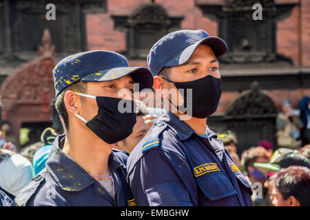 Kathmandu, Nepal - 5. März 2015: Nepali Polizisten mit Umweltverschmutzung Masken während Holi-fest in Kathmandu Stockfoto