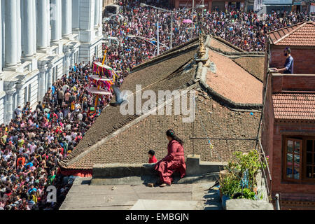 Personen auf dem Dach an der Masse Raffungen am Durbar Square während Holi-Fest Stockfoto