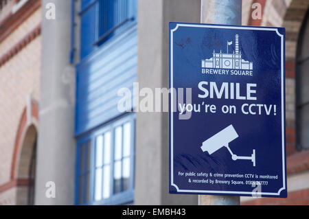 Schrägen britischen Humor. Lächeln, bist du auf CCTV. Eine amüsanten Zeichen informiert uns wir unter Videoüberwachung im Brauerei-Square in Dorchester, England, UK. Stockfoto