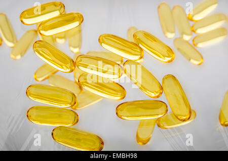 Omega-3 Fischöl Fett-Öl-Kapseln auf grauem Hintergrund Stockfoto