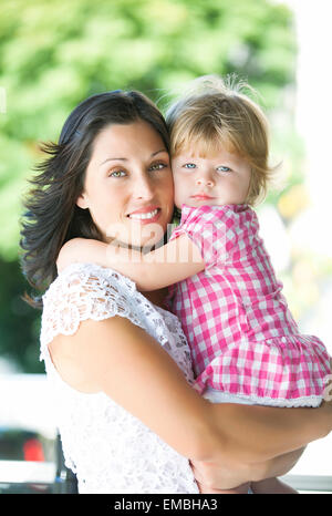 Mutter mit ihre schöne Tochter Stockfoto