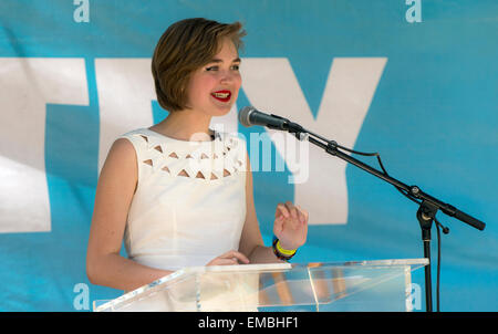 Los Angeles, Kalifornien, USA. 18. April 2015. JULIA FALKNER, der Nationaldichter Student für das Jahr 2015, liest ihre Gedichte auf der Los Angeles Times Festival of Books. Bildnachweis: Brian Cahn/ZUMA Draht/Alamy Live-Nachrichten Stockfoto