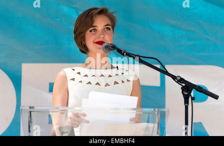 Los Angeles, Kalifornien, USA. 18. April 2015. JULIA FALKNER, der Nationaldichter Student für das Jahr 2015, liest ihre Gedichte auf der Los Angeles Times Festival of Books. Bildnachweis: Brian Cahn/ZUMA Draht/Alamy Live-Nachrichten Stockfoto