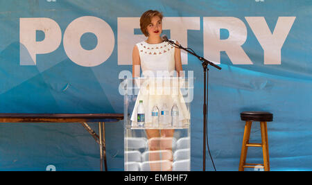 Los Angeles, Kalifornien, USA. 18. April 2015. JULIA FALKNER, der Nationaldichter Student für das Jahr 2015, liest ihre Gedichte auf der Los Angeles Times Festival of Books. Bildnachweis: Brian Cahn/ZUMA Draht/Alamy Live-Nachrichten Stockfoto