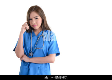 Ärztin in blauer uniform denken über ihre Arbeit auf weißem Hintergrund. Stockfoto