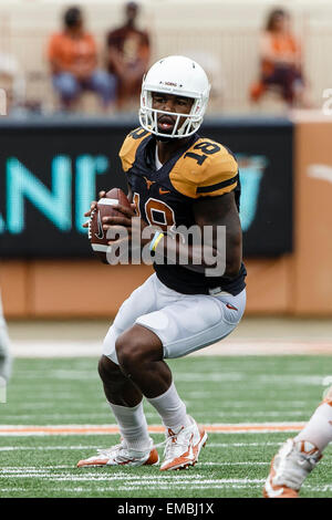 18. April 2105: Texas Longhorns quarterback Tyrone Swoopes sieht, während der jährlichen Texas Orange-weiss Fußball Scrimmage am Darrell K Royal-Texas Memorial Stadium in Austin, Texas zu übergeben. Stockfoto