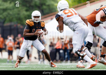 18. April 2105: Texas Longhorns Quarterback Jerrod gehört (13) schaut, um den Druck von Texas Longhorns defensive End Bryce Cottrell (91) während der jährlichen Texas Orange-weiss Fußball Scrimmage am Darrell K Royal-Texas Memorial Stadium in Austin, Texas zu vermeiden. Stockfoto