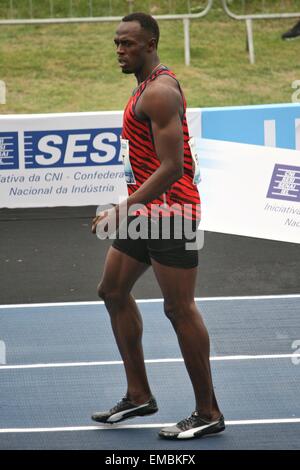 Rio De Janeiro, Brasilien, 19. April 2015. Usain Bolt (JAM) nach dem Sieg im 100-Meter-"Mano A Mano" Herausforderung. Bildnachweis: Maria Adelaide Silva/Alamy Live-Nachrichten Stockfoto