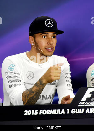 Manama, Manama. 19. April 2015. Mercedes Formel1-Fahrer Lewis Hamilton von Großbritannien besucht eine Pressekonferenz nach F1 Grand Prix in Bahrain International Circuit, südlich von Manama, 19. April 2015. Bildnachweis: Chen Shaojin/Xinhua/Alamy Live-Nachrichten Stockfoto