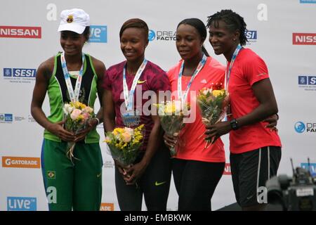 Rio De Janeiro, Brasilien, 19. April 2015. Podium von der 100m Frauen Sprint "Mano A Mano" Herausforderung. Von links nach rechts: Vitória Rosa (BRA); 4.; Carmelita Jeter (USA), 2.; Veronica Campbell-Brown (JAM), Sieger; und Kerron Stewart (JAM), 3.. Credit: Maria Adelaide Silva/Alamy Live-Nachrichten Stockfoto