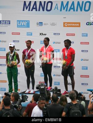 Rio De Janeiro, Brasilien, 19. April 2015. Podium von der 100m Frauen Sprint "Mano A Mano" Herausforderung. Von links nach rechts: Vitória Rosa (BRA); 4.; Carmelita Jeter (USA), 2.; Veronica Campbell-Brown (JAM), Sieger; und Kerron Stewart (JAM), 3.. Credit: Maria Adelaide Silva/Alamy Live-Nachrichten Stockfoto