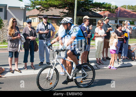 Sydney (new-South.Wales) Polizist sein Fahrrad während einer Patrouille bei ANZAC Pittwater Road, seine, Sydney, Australien Stockfoto