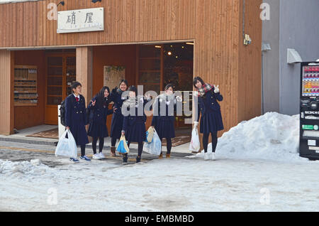 Eine Gruppe von japanischen Junior High School Schüler Mädchen Stockfoto