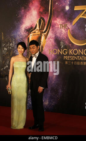 Hong Kong, China. 19. April 2015. Actor Lau Ching Wan (R) und seine Frau Amy Kwok stellen bei den 34. Hong Kong Film Awards in Hongkong, Südchina, 19. April 2015. Bildnachweis: Huang Quentin/Xinhua/Alamy Live-Nachrichten Stockfoto