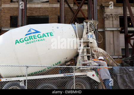 Man Betrieb einen Heck-Entlastung konkreten Transport-LKW - USA Stockfoto