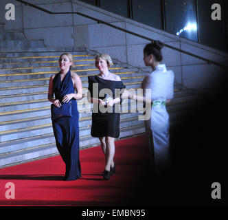 Peking, Peking, CHN, China. 18. April 2015. Peking, CHINA - 18. April 2015: Florence(L) Schauspieler und Regisseur Carol Morley bei der '' The Falling'' Premiere während der 5. Beijing International Film Festival. © SIPA Asien/ZUMA Draht/Alamy Live-Nachrichten Stockfoto