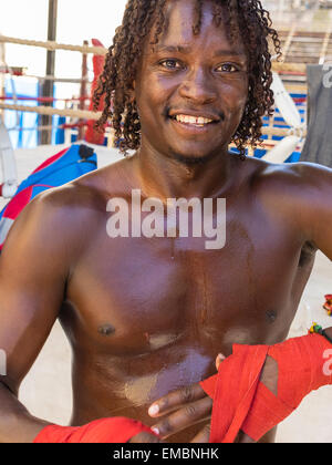 Close-up Portrait von einer Afro-Kubanischer Boxer Aufsetzen eines der roten Hand umschließt während einer Sitzung an der Rafael Trejo Boxing Gym. Stockfoto