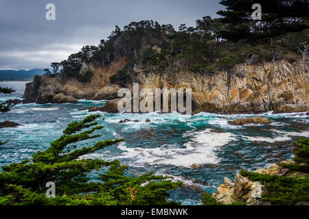 Blick auf felsigen Klippen über dem Pazifischen Ozean am Point Lobos State Natural Reserve, in Carmel, Kalifornien. Stockfoto