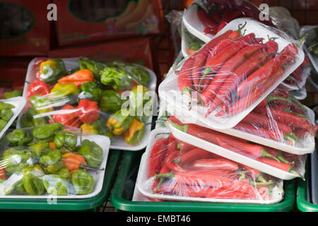 frisches Obst und Gemüse Shop und außen Stall Stockfoto