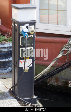 Elektrische Ladestation für Boote in einer marina Stockfoto