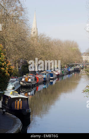 Schmale Boote ankern in Little Venice-London Stockfoto