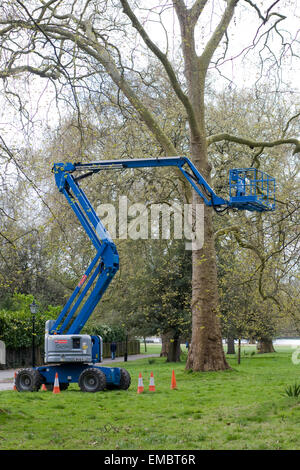 Erhöhte Arbeitsplattform im Hyde Park in London Stockfoto