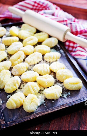 Gnocchi aus Kartoffeln auf Tablett aus Holz und auf einem Tisch Stockfoto