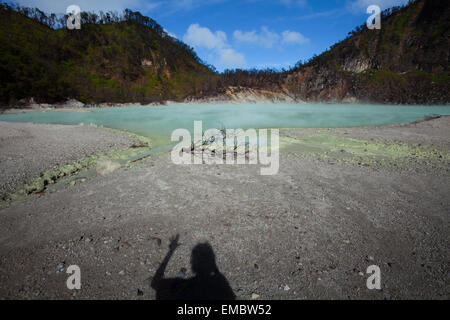 Der Krater des Mount Patuha, der im Volksmund als Kawah Putih (weißer Krater) in Ciwidey, Bandung, West Java, Indonesien, bekannt ist. Stockfoto